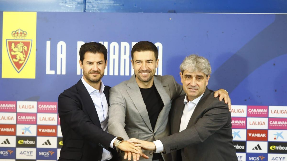Gabi, entre Fernando López y Txema Indias, en su rueda de prensa tras renovar.