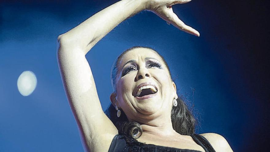 Isabel Pantoja, durante una actuación en el Palacio de la Ópera. // 13 Fotos
