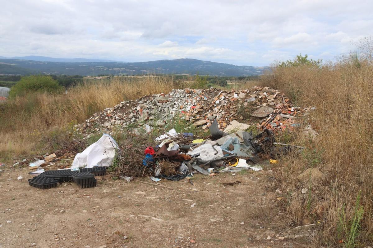 Enseres acumulados por el enclave agoladés.