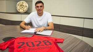 Palhinha, firmando su contrato con el Bayern
