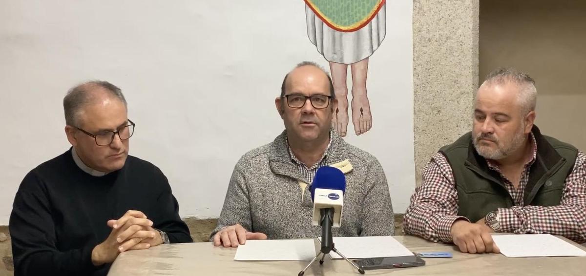 Tomás Casillas, presidente de la Cofradía, junto al Párroco de Trujillo y el vocal José Antonio García