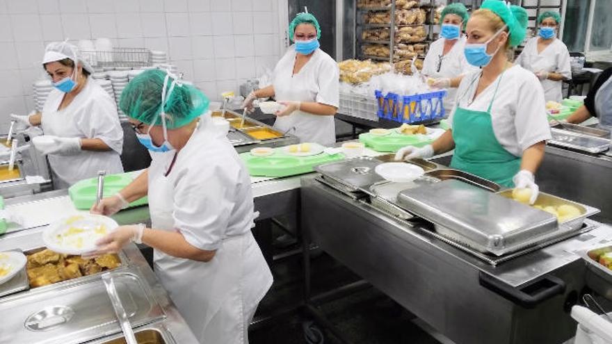 Detalle de los preparativos en la cocina del hospital de La Candelaria.