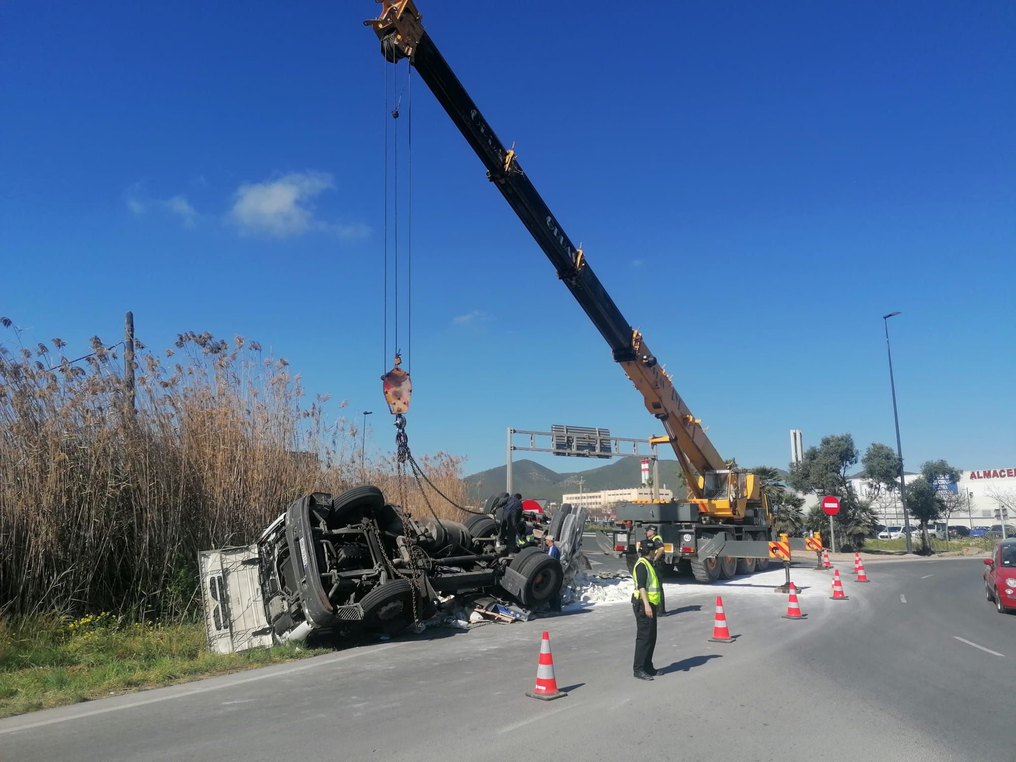 Un camión pesado vuelca en la rotonda de los podencos de Ibiza