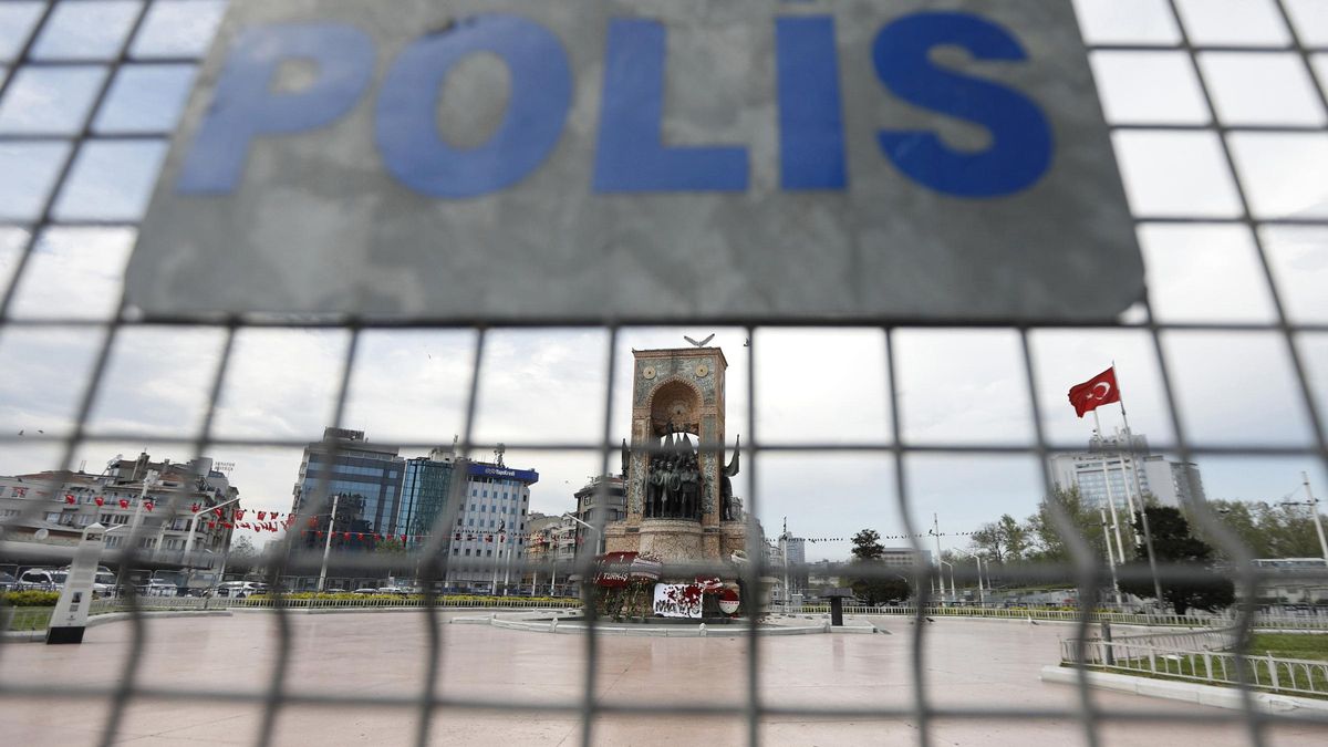 Archivo - Una valla de la Policía de Turquía en una plaza en Estambul