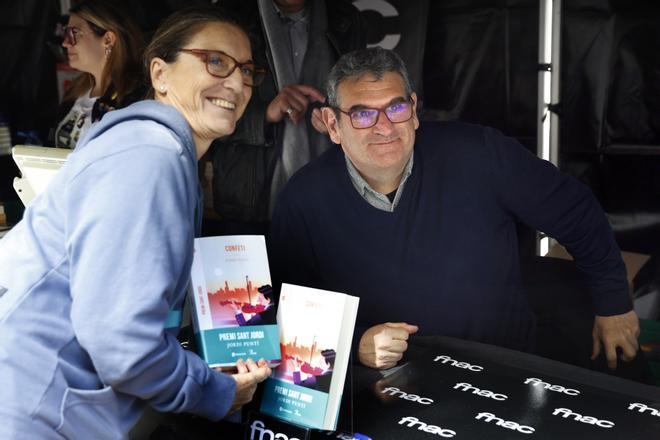 Jordi Puntí, de selfie con lectora y confeti.