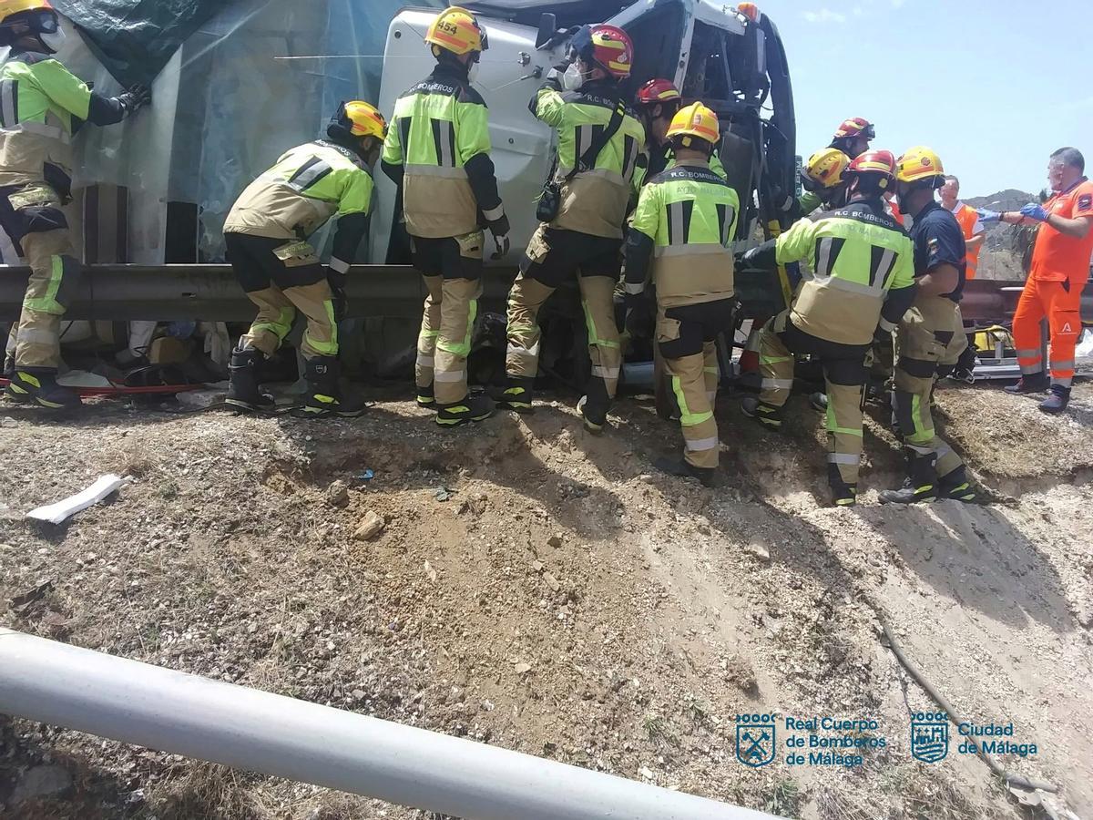 Bomberos, con el camión volcado en Ciudad Jardín