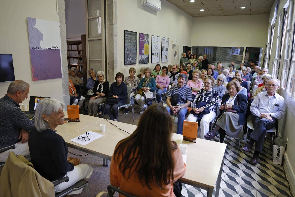 La sala de l'Arxiu Municipal de Girona on es va presentar el llibre es va omplir i es va haver d'habilitar espai en un altra sala al costat.