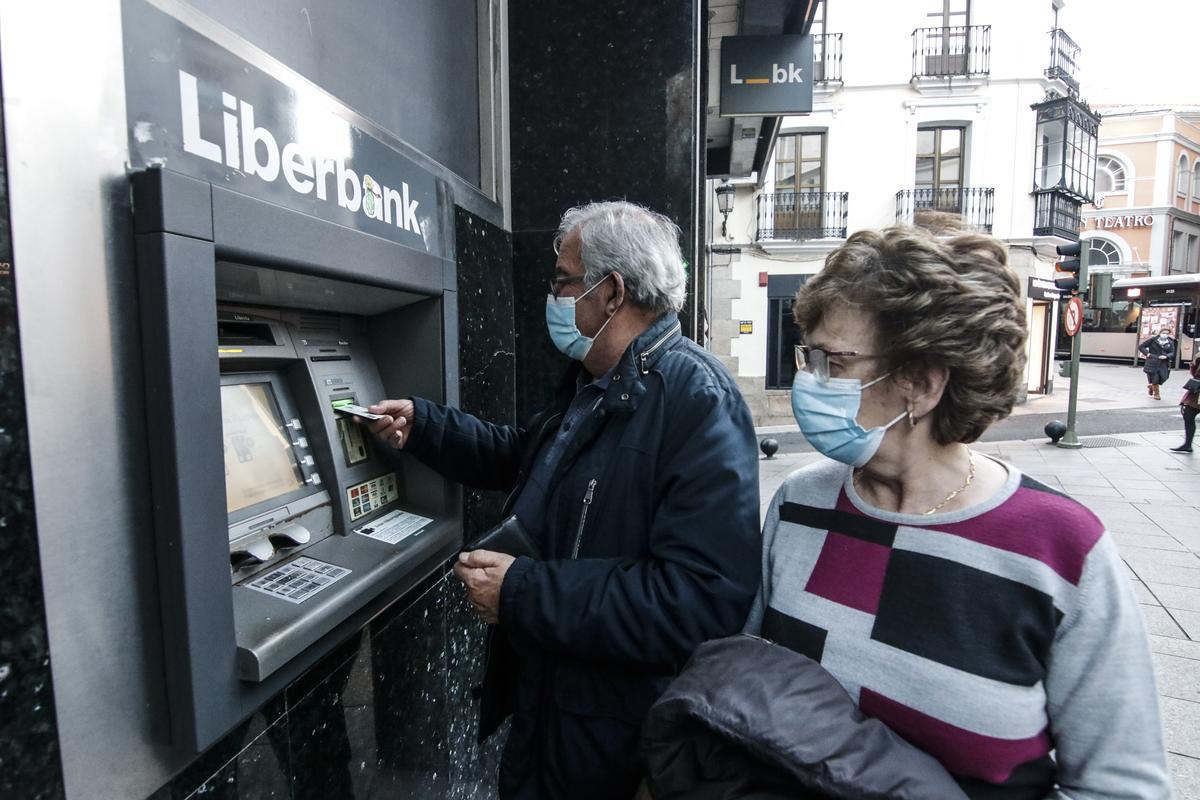 CLos trámites telemáticos y por internet se han convertido en el gran problema a estas edades, porque ellos quieren ser independientes.