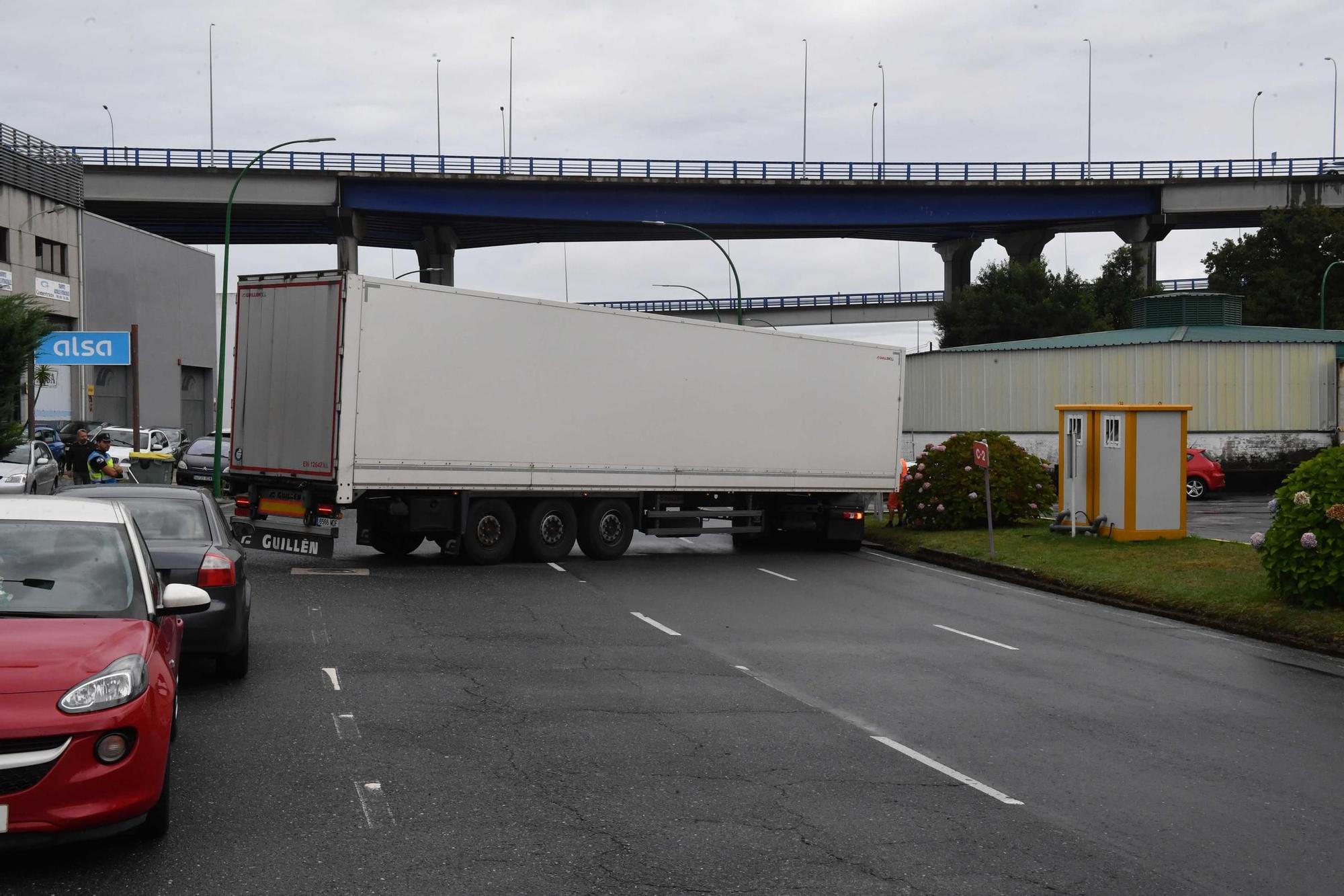 Un tráiler queda atascado en Pocomaco e interrumpe el tráfico en los accesos al polígono