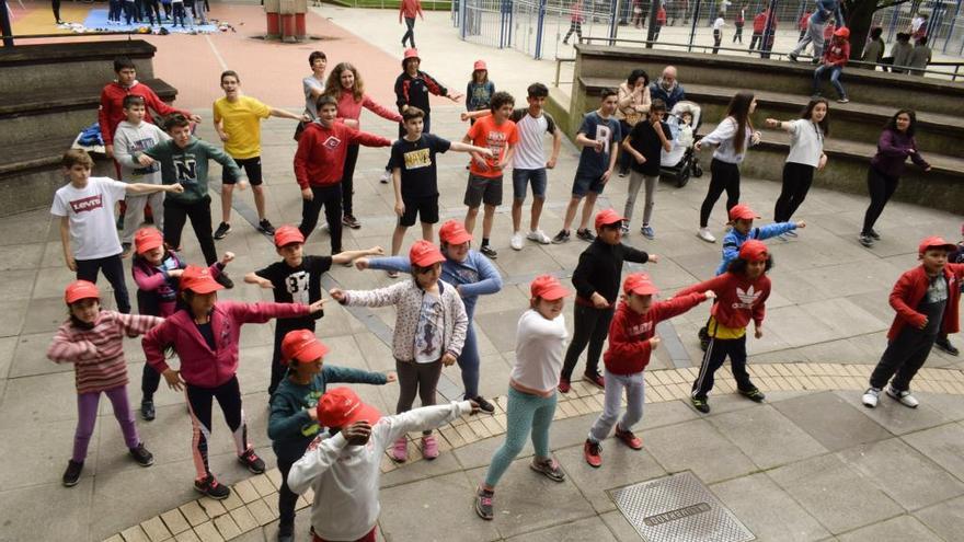 Un grupo de niños, haciendo deporte en la calle.