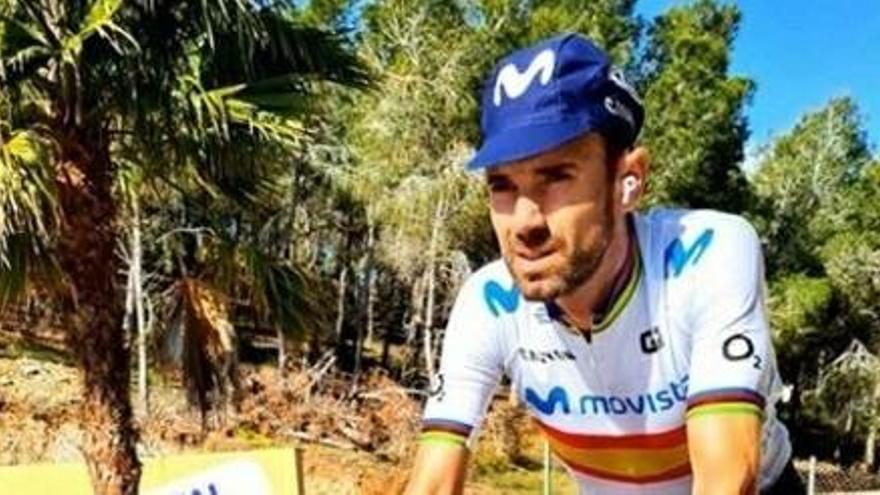 Alejando Valverde sortea el maillot de campeón de España