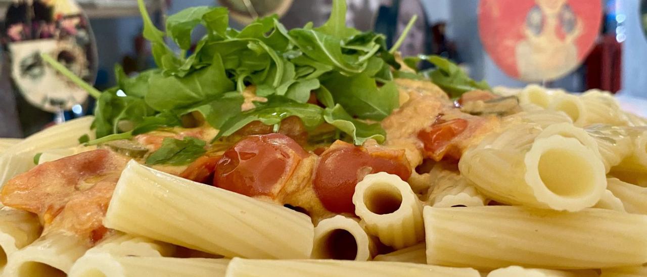 Pasta rápida con salsa de tomates cherry y rúcula