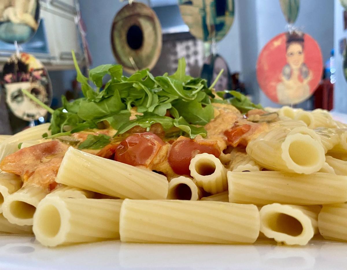 Pasta rápida con salsa de tomates cherry y rúcula