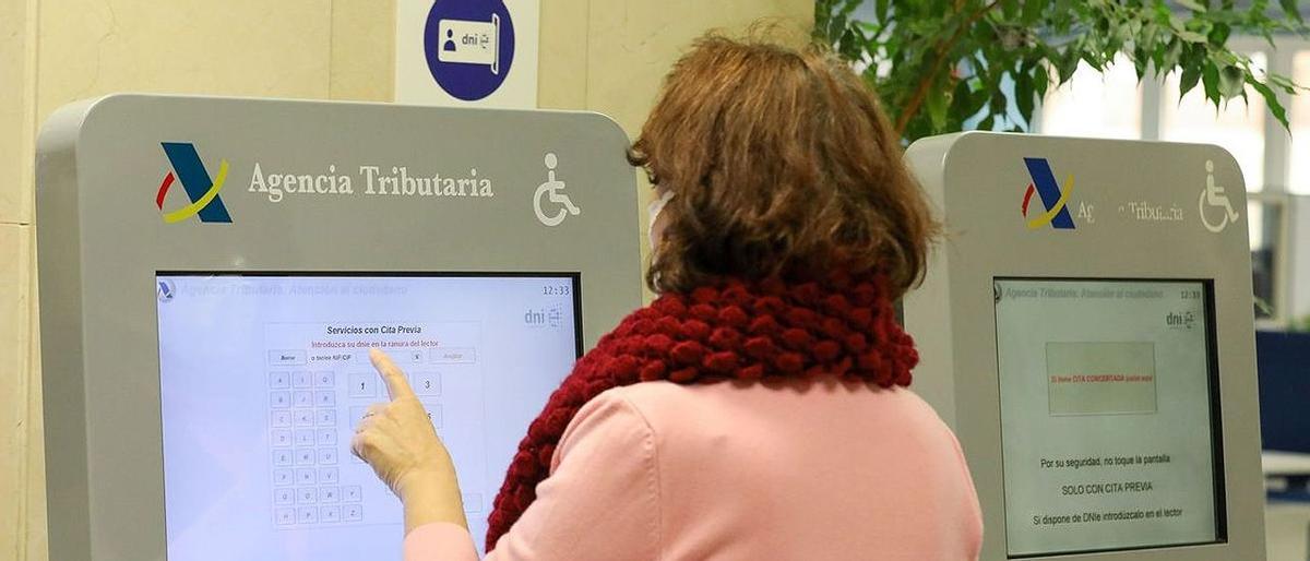 Una mujer, en una oficina de la Agencia Tributaria.