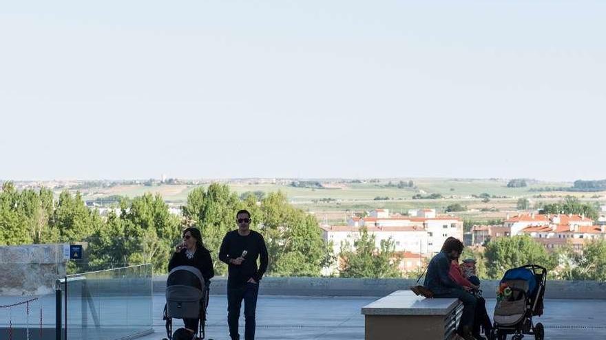 Dos familias junto a sus carritos de bebé en el mirador del Teatro Ramos Carrión.