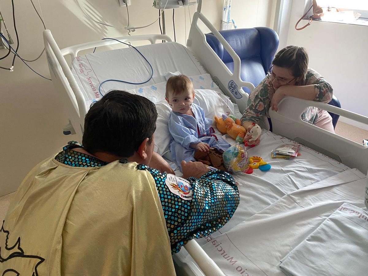El pequeño Fabio, uno de los niños que ha recibido juguetes por parte de los sardineros.