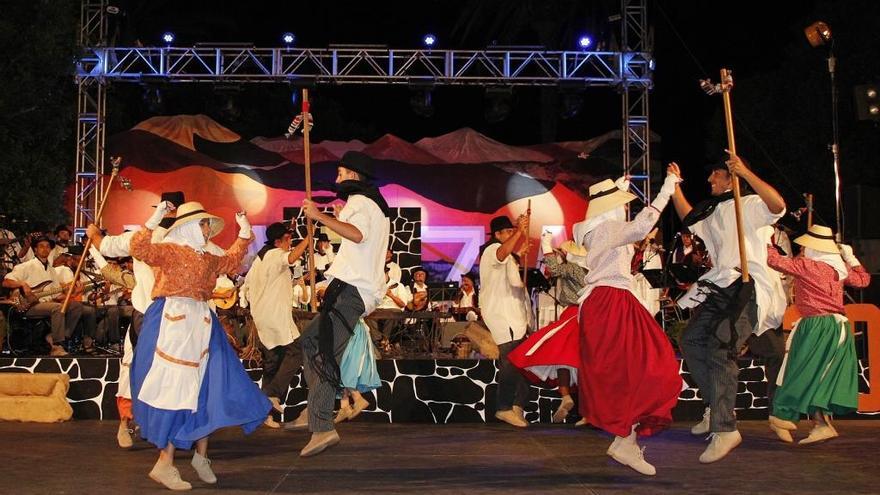 La Agrupación Folclórica Rubicón, anoche, durante su actuación en Yaiza.