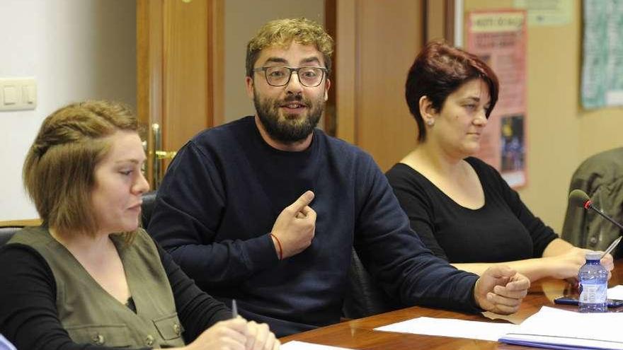 Los tres ediles del BNG, durante una intervención en el pleno de septiembre. // Bernabé/Javier Lalín