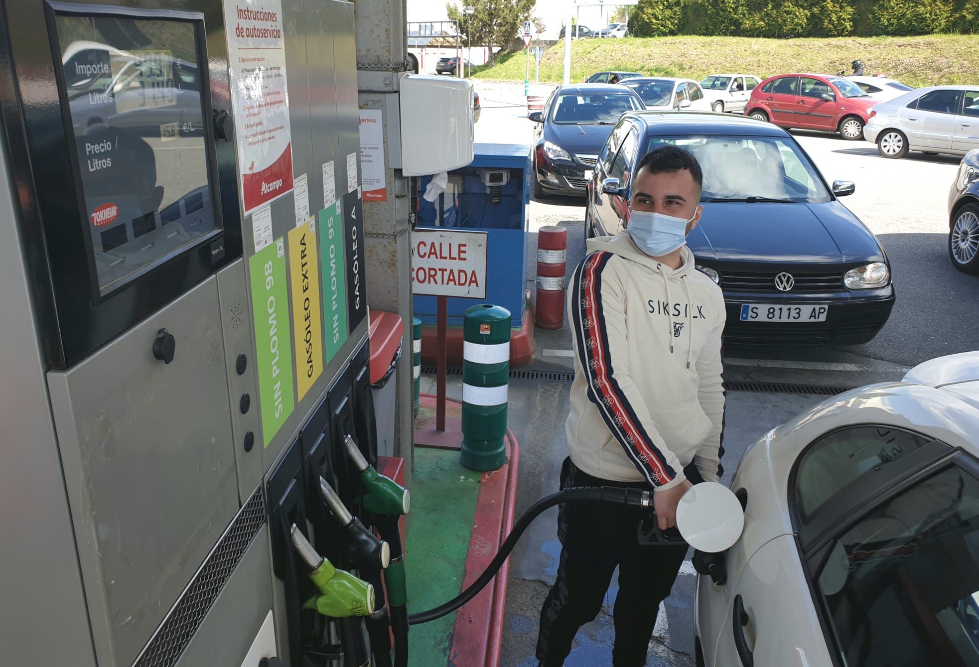 Colas en las gasolineras el primer día del bono al combustible