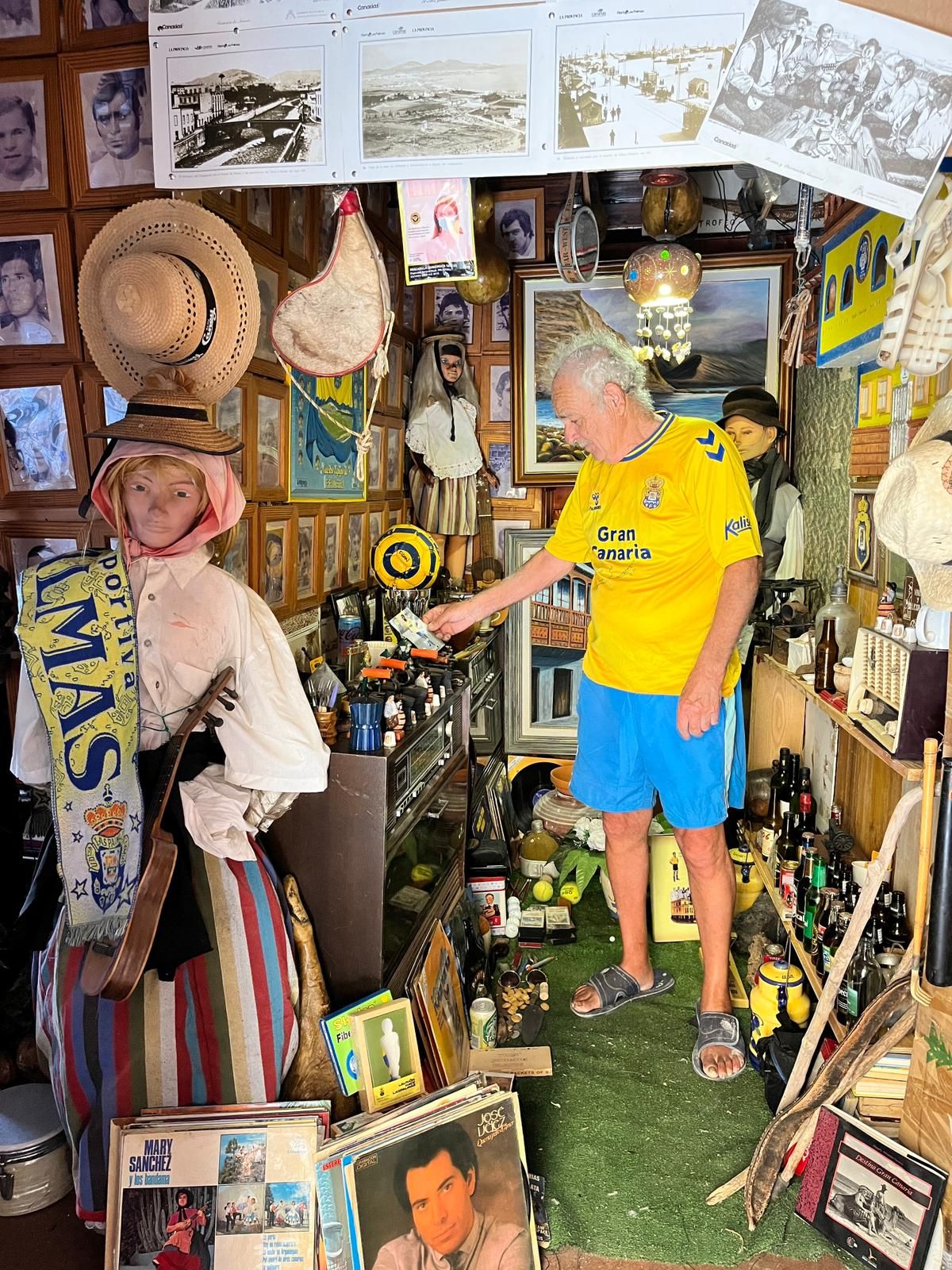 José Caballero, coleccionista y futbolero del barrio de San Juan