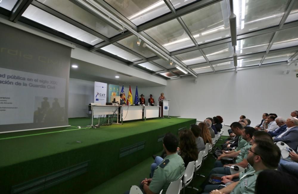 La Sociedad Casino de Torrevieja acoge hasta el lunes una exposición fotográfica de Manuel Lorenzo con motivo del 175 aniversario de la Guardia Civil. La inauguración el martes estuvo precedida por un