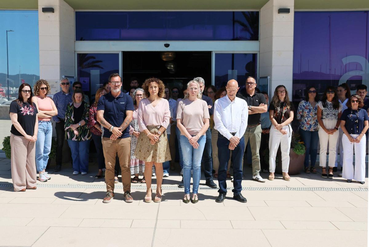 Representantes del ayuntamiento de Santa Eulària realizando un minuto de silencio