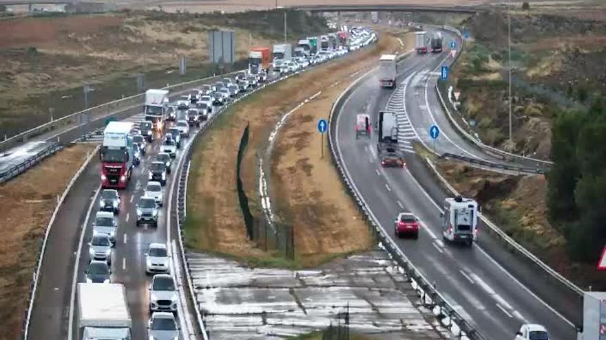 Un herido y kilómetros de atasco en la AP-2 tras un accidente en Pina de Ebro