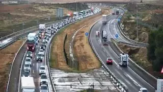 Un herido y kilómetros de atasco en la AP-2 tras un accidente en Pina de Ebro