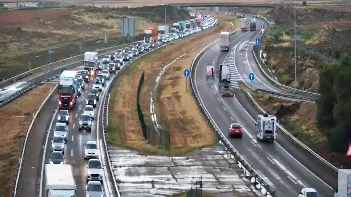 Imagen captada por una cámara de la DGT, cerca del lugar del accidente, en la que se observan las retenciones.
