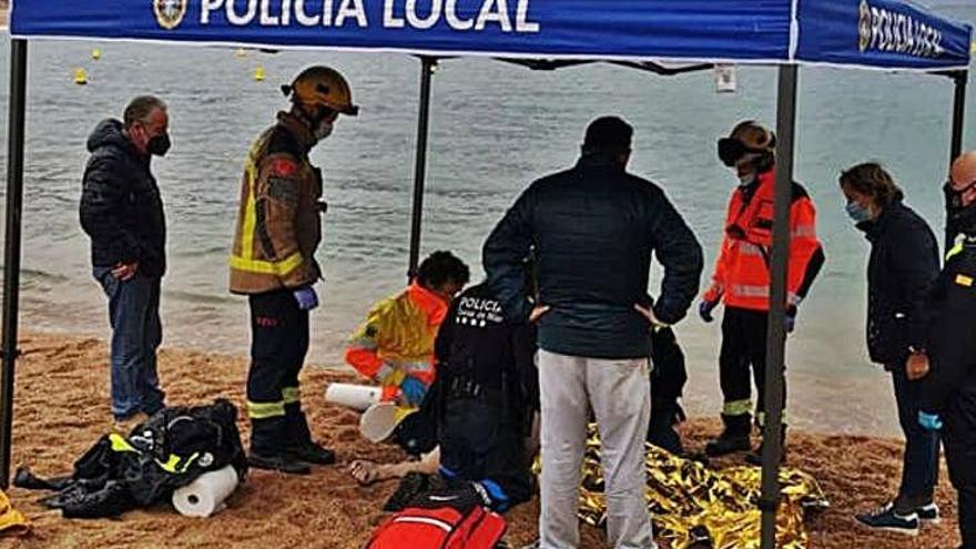 Els efectius d&#039;emergència mentre atenien el pescador.