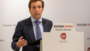 GRAF4923. MURCIA, 22/10/2019.- El alcalde de Madrid, José Luis Martínez Almeida, durante su intervención en un encuentro informativo celebrado este martes en Murcia. EFE/Marcial Guillén