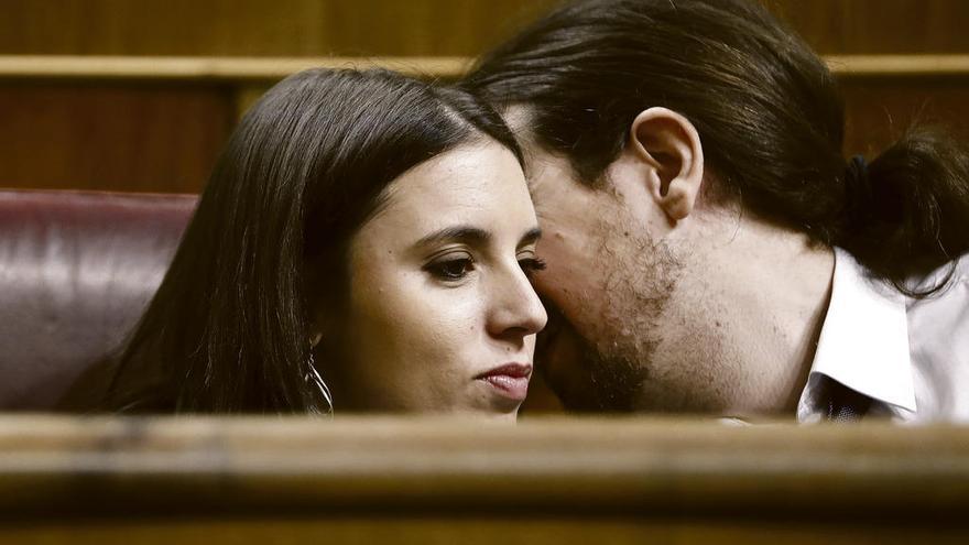 La pareja comparte confidencias, ayer, en el Congreso.