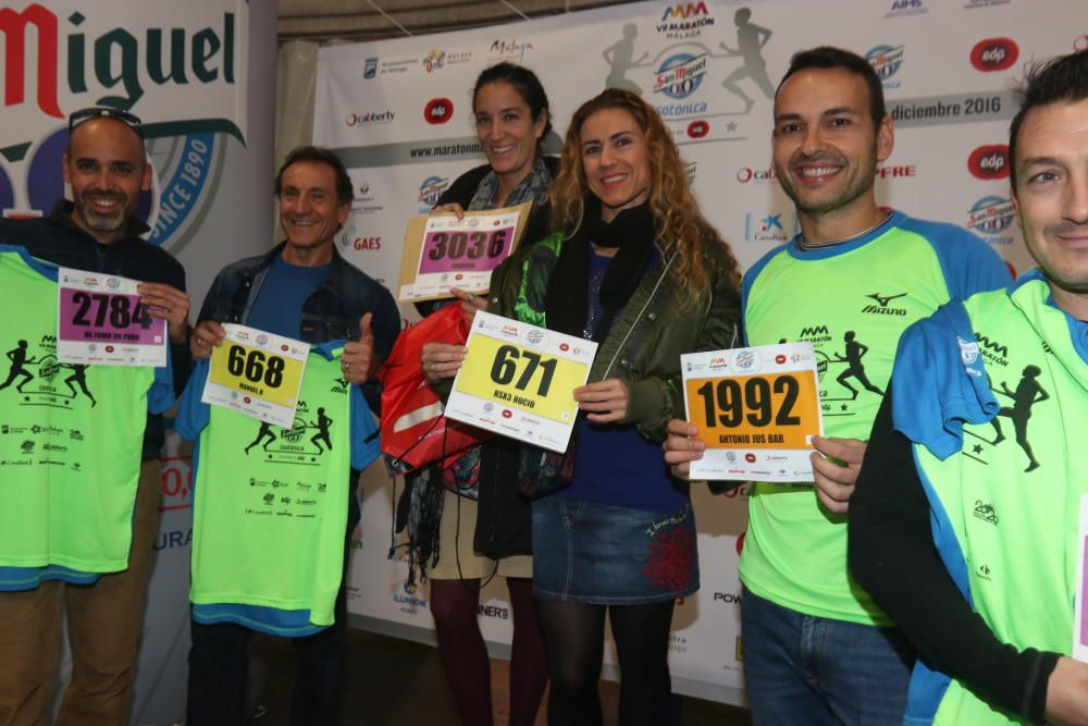 Los participantes de la Maratón recogen sus dorsales para la carrera del domingo