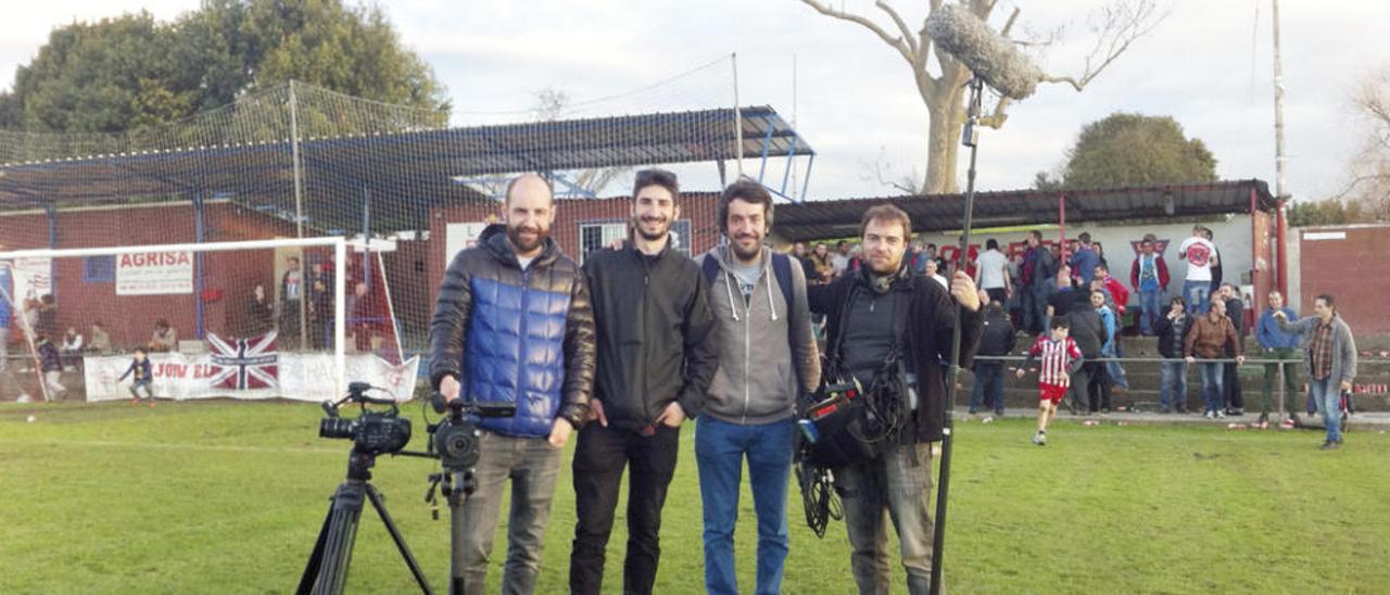 Rafael de los Arcos, segundo dcha., junto a miembros de su equipo en el campo del U.C. Ceares. // FDV