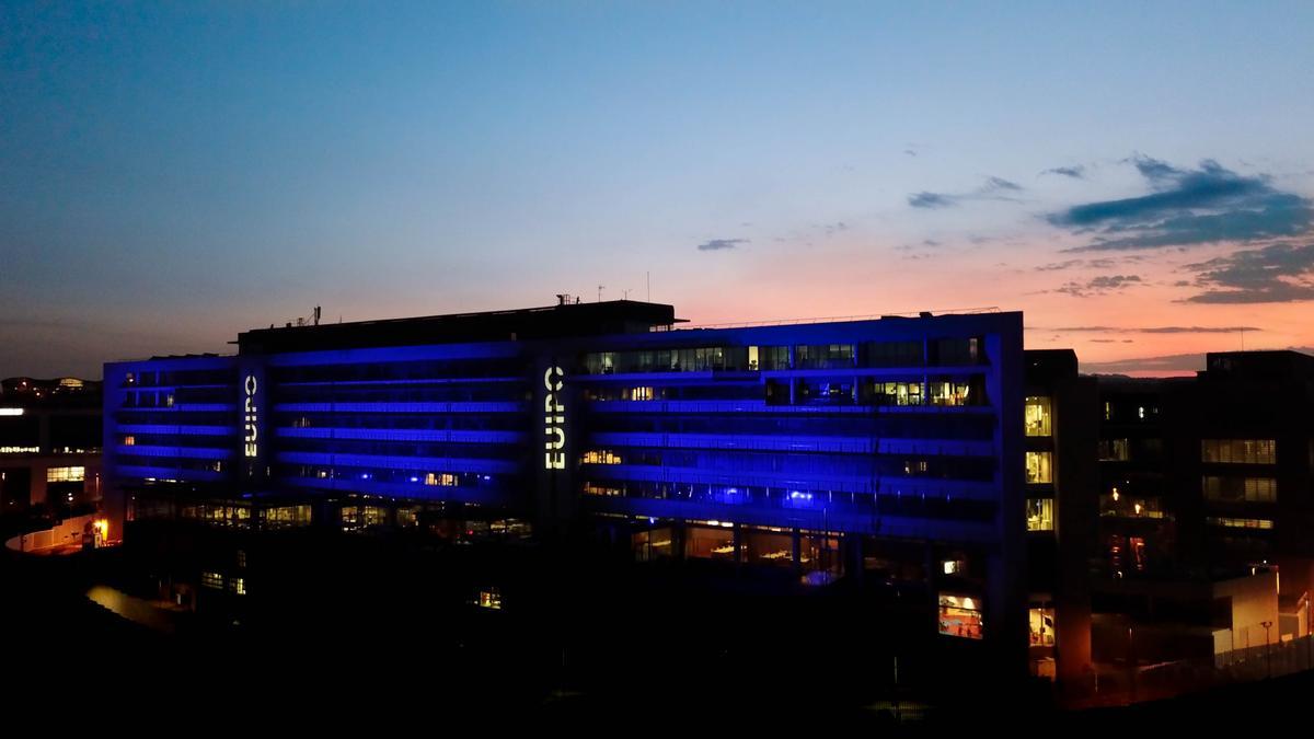 El edificio de la EUIPO en Alicante, iluminado de azul en mayo