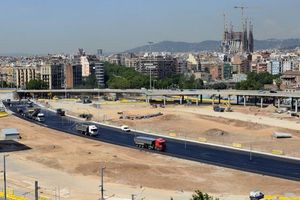 Els treballs d’asfaltat de la plaça de les Glòries, vistos des de la torre Agbar, el 12 de juny.