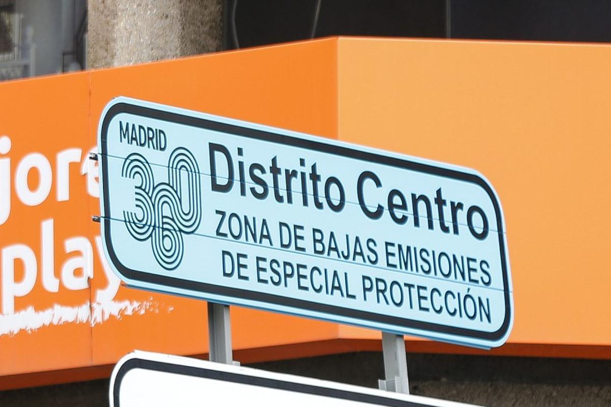 Cartel anunciador de las restricciones en Madrid