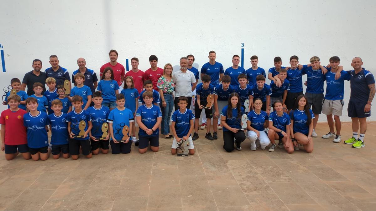 l'entrada dels jugadors al trinquet va estar acompanyada per desenes de jugadors i jugadores del Club Pilotari Massamagrell.