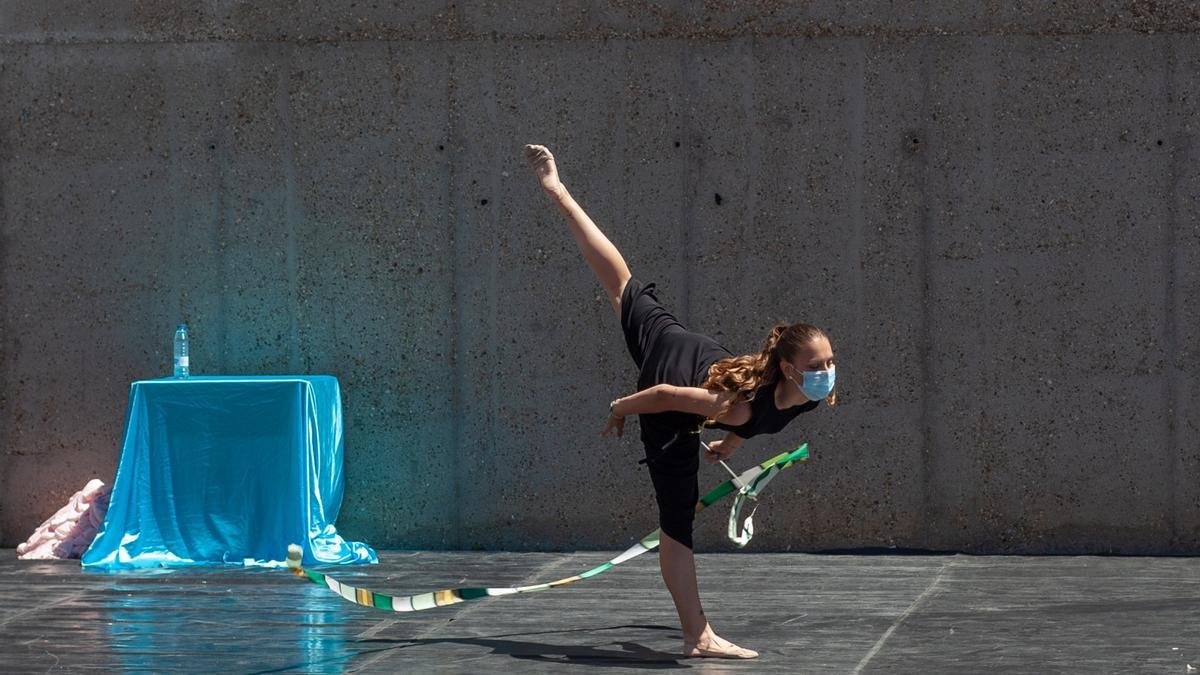 Una alumna del Campus Viriato muestra sus habilidades en el espectáculo 'Circus Pandemicus'.