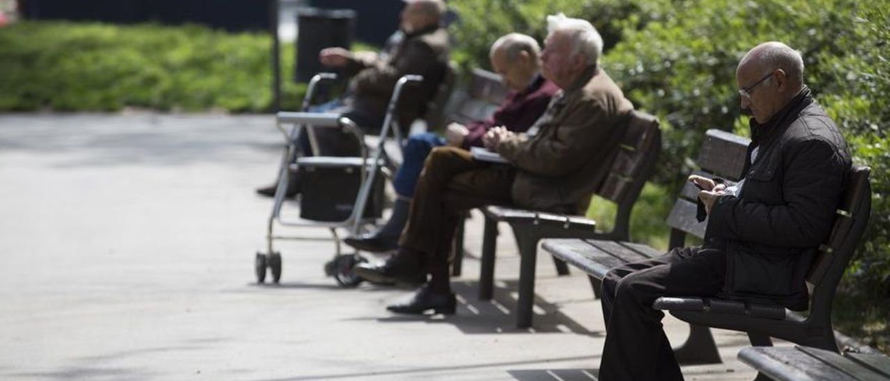 Pensionistas en un parque.