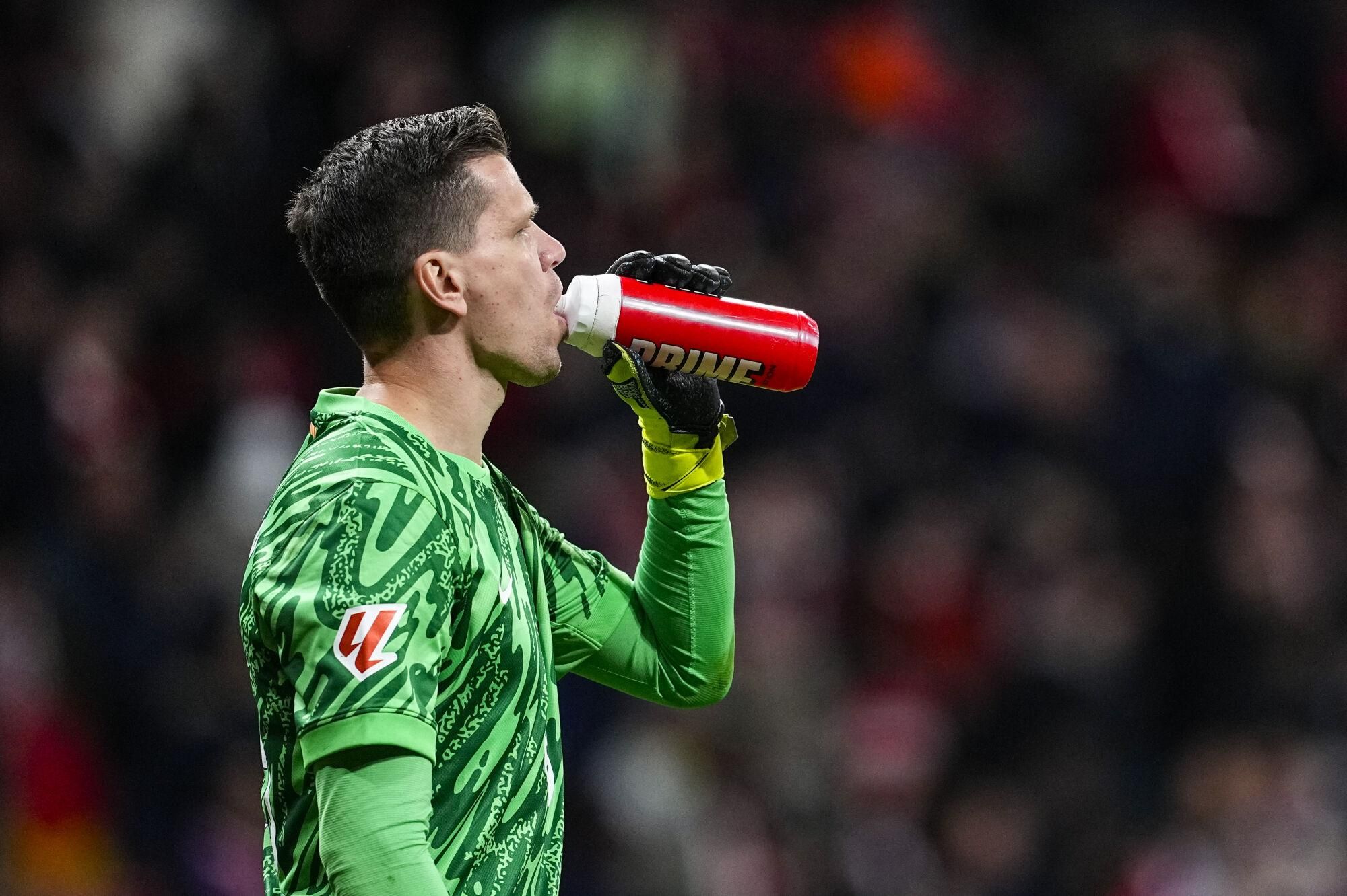 Wojciech Szczesny of FC Barcelona gestures during the Spanish League, LaLiga EA Sports, football match played between Atletico de Madrid and FC Barcelona at Riyadh Air Metropolitano stadium on March 16, 2025, in Madrid, Spain. AFP7 16/03/2025 ONLY FOR USE IN SPAIN. Oscar J. Barroso / AFP7 / Europa Press;2025;SPAIN;SPORT;ZSPORT;SOCCER;ZSOCCER;Atletico de Madrid v FC Barcelona - LaLiga EA Sports;