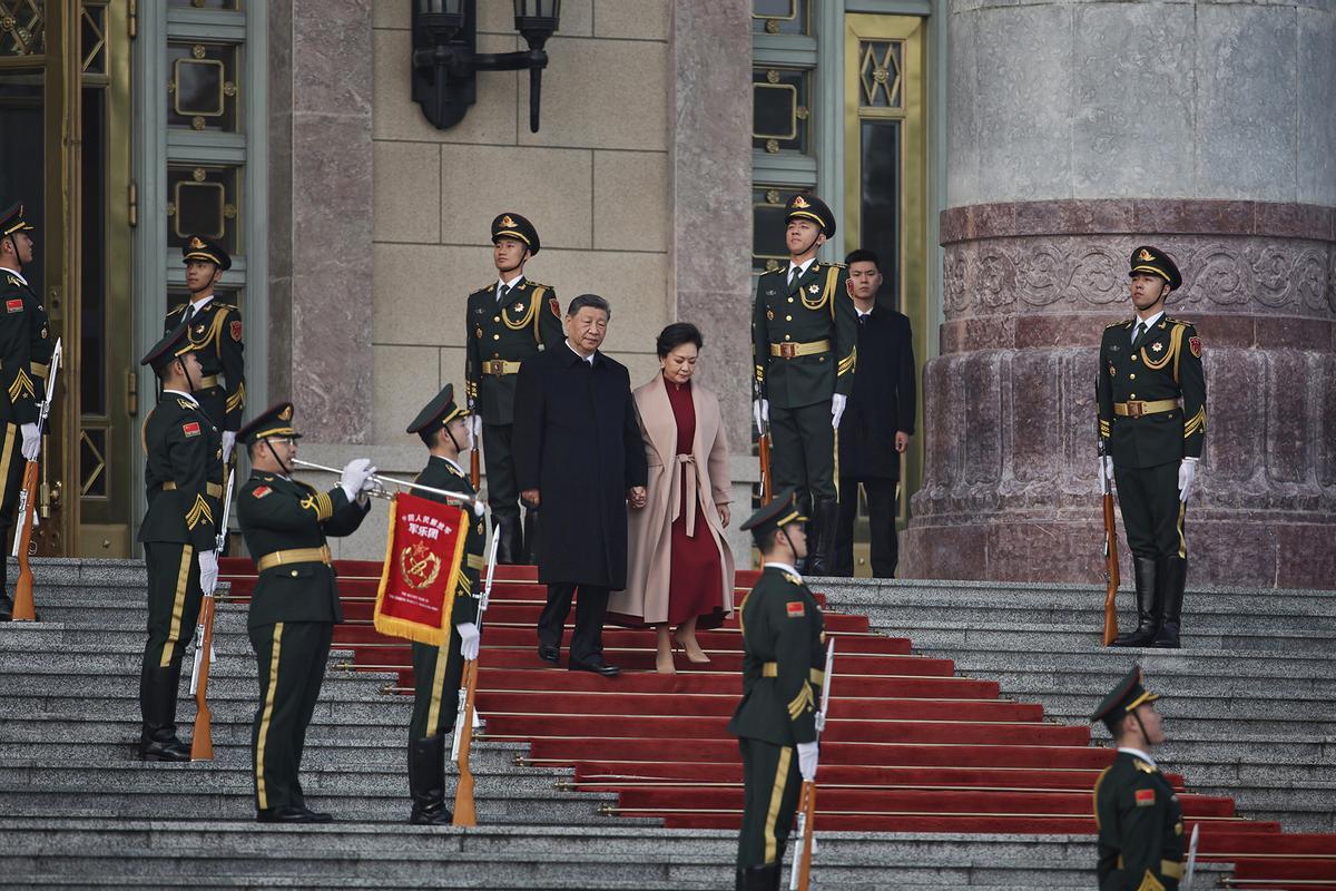 Los reyes Felipe y Letizia participan en una ofrenda floral en Pekín