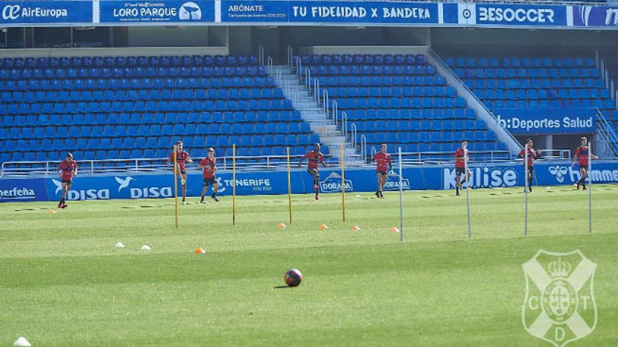 Los jugadores del CD Tenerife se ejercitan en un Heliodoro con las gradas vacías.