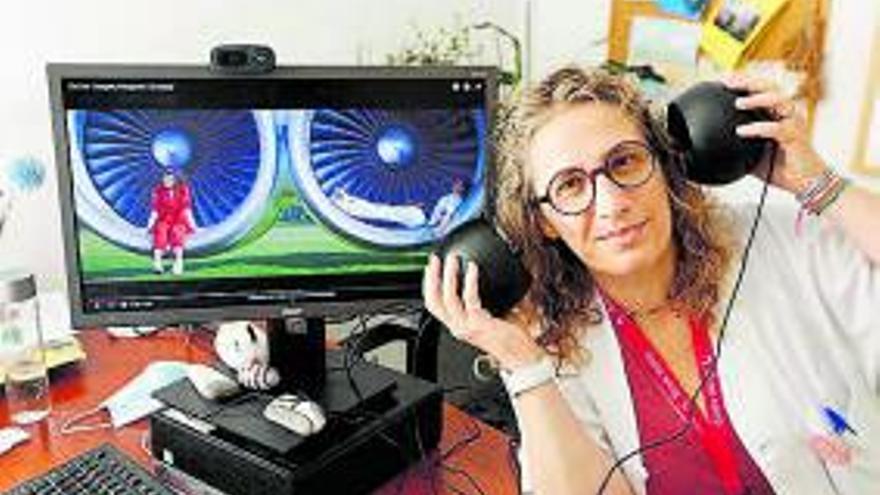 Maria Costa, escuchando The Dø en su ordenador. | JUAN A. RIERA