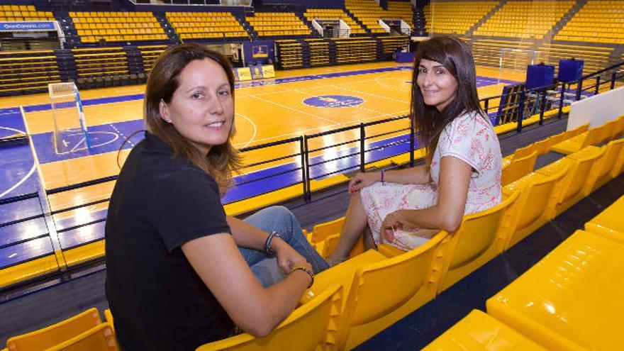 Rosi Sánchez -izq.- y Patricia Hernández posan juntas en las gradas del Centro Insular de Deportes, lugar donde ambas jugaron con el CB Islas Canarias.