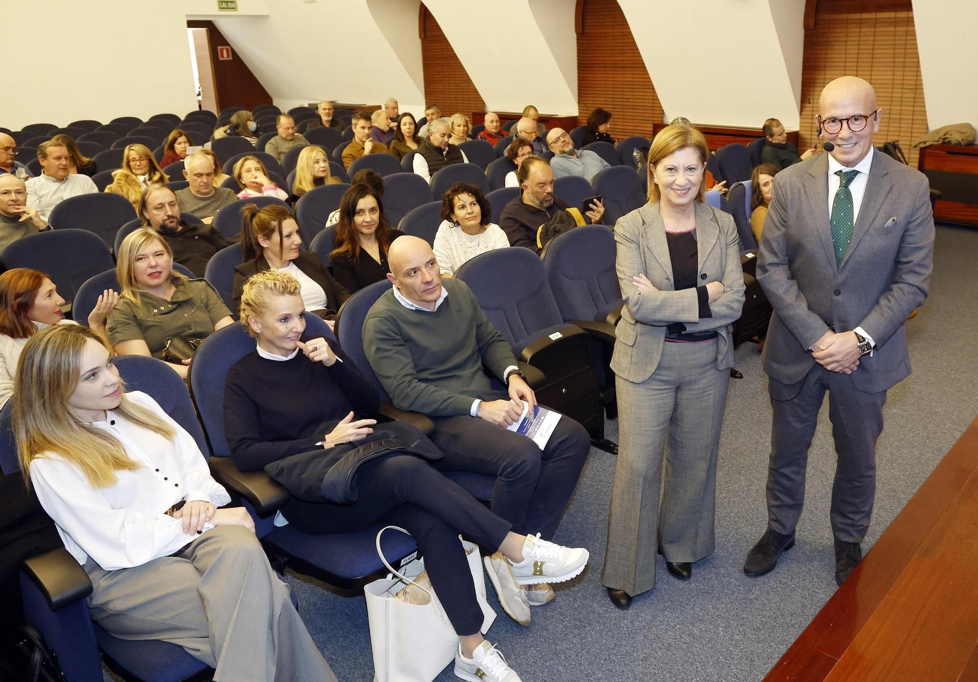 Conferencia del doctor y odontólogo Pedro Guitián sobre Inteligencia Artificial, organizada por la Fundación Provigo, y presentado por la concejala Elena Espinosa en el Centro Social Afundación
