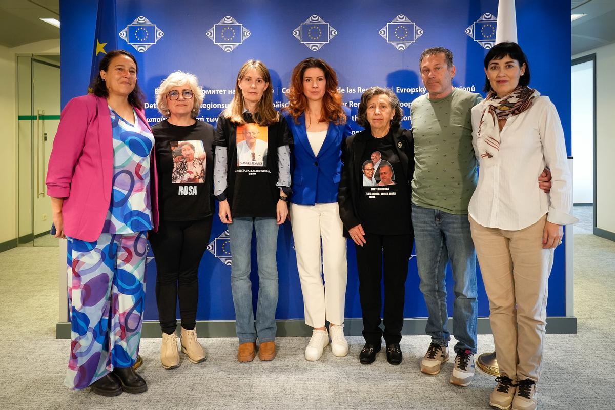 La presidenta del comité de regiones, con las representantes.