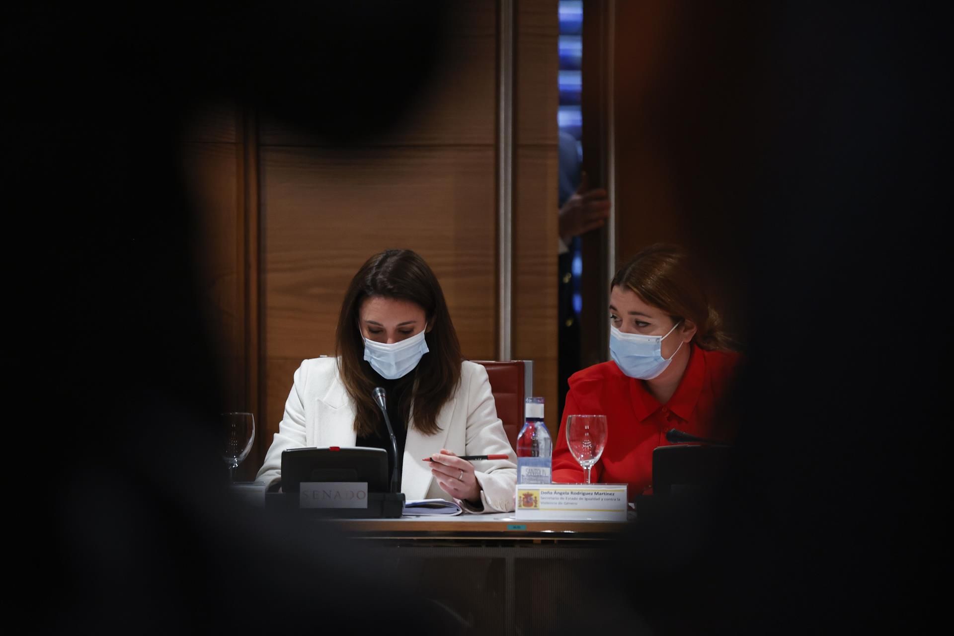 La ministra de Igualdad, Irene Montero, y la secretaria de Estado contra la Violencia de Género, Ángela Rodríguez, participan en la reunión extraordinaria de la Conferencia Sectorial celebrada en el Senado.