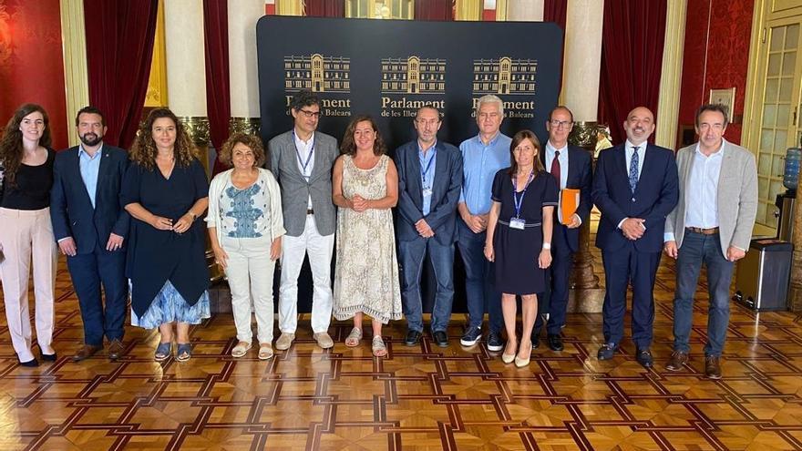 La presidenta Armengol (centro), junto a representantes del Consejo Asesor de Derecho Civil y políticos.