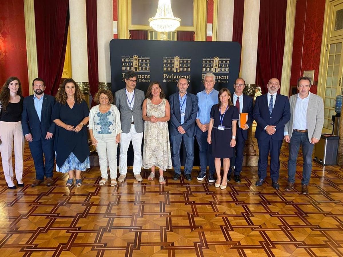 La presidenta Armengol (centro), junto a representantes del Consejo Asesor de Derecho Civil y políticos.